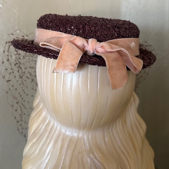 LOVELY 1940\'s BROIWN BOATER HAT WITH PINK FEATHER \